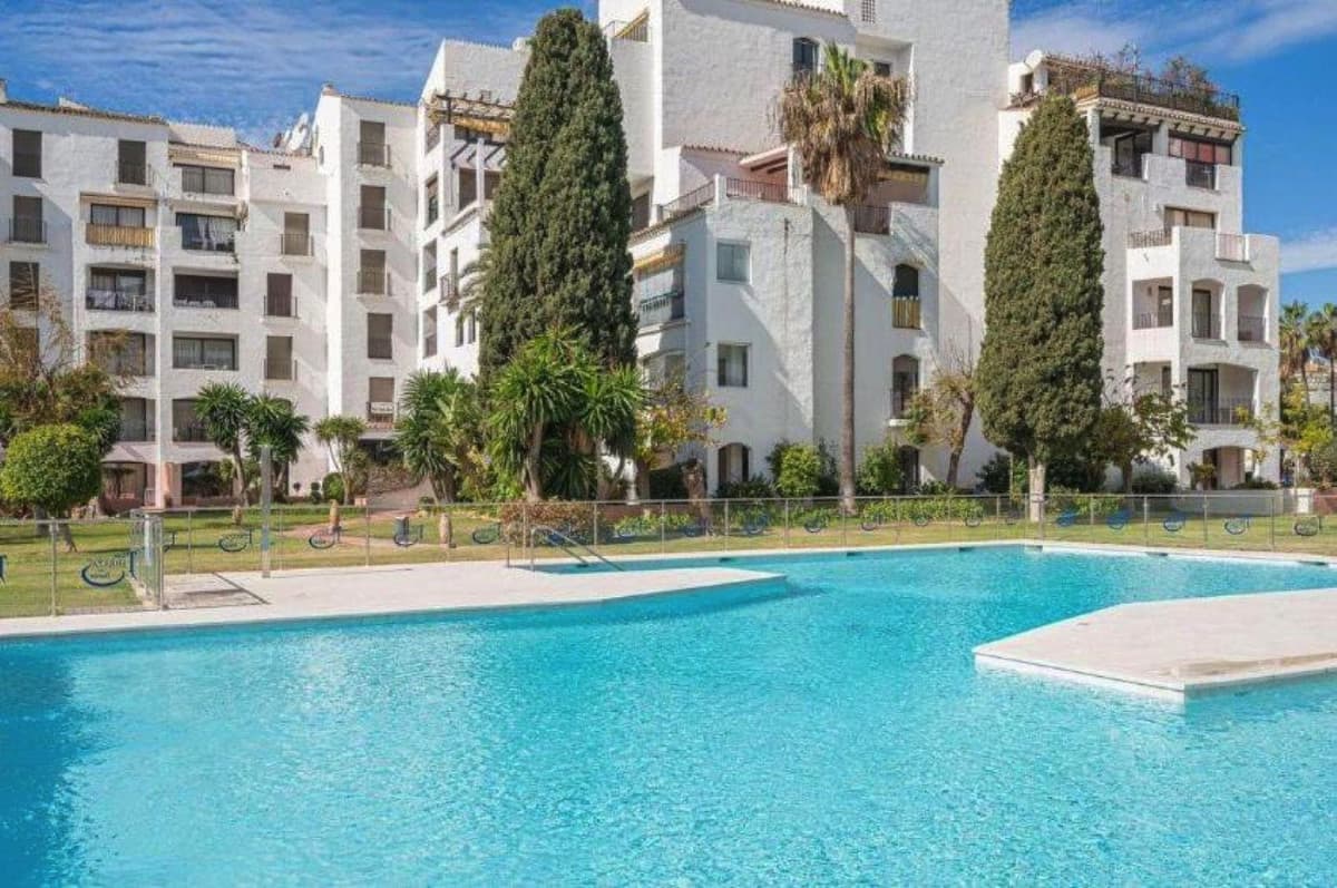 Middle Floor Apartment in Puerto Banús — photo 1 of 10