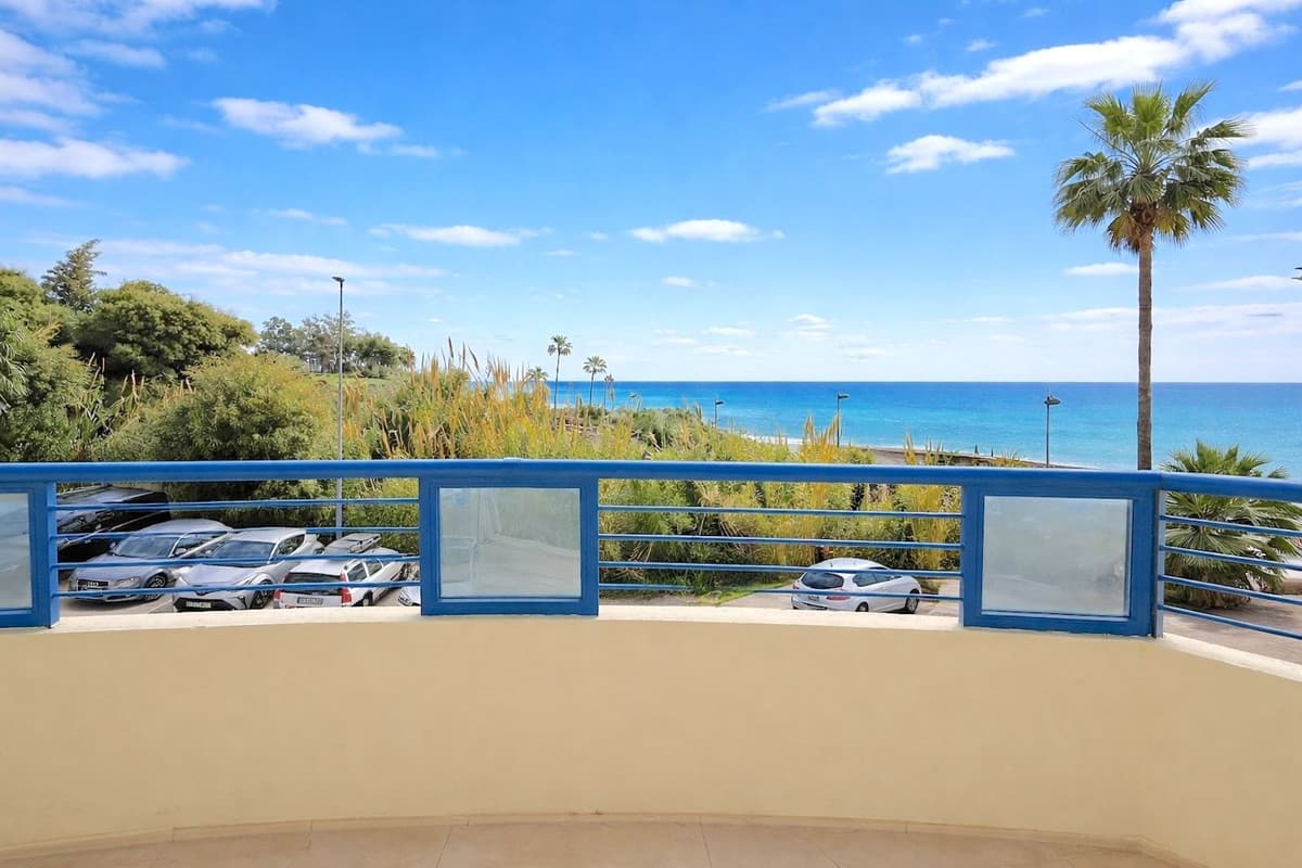 Middle Floor Apartment in Marbella — photo 1 of 8
