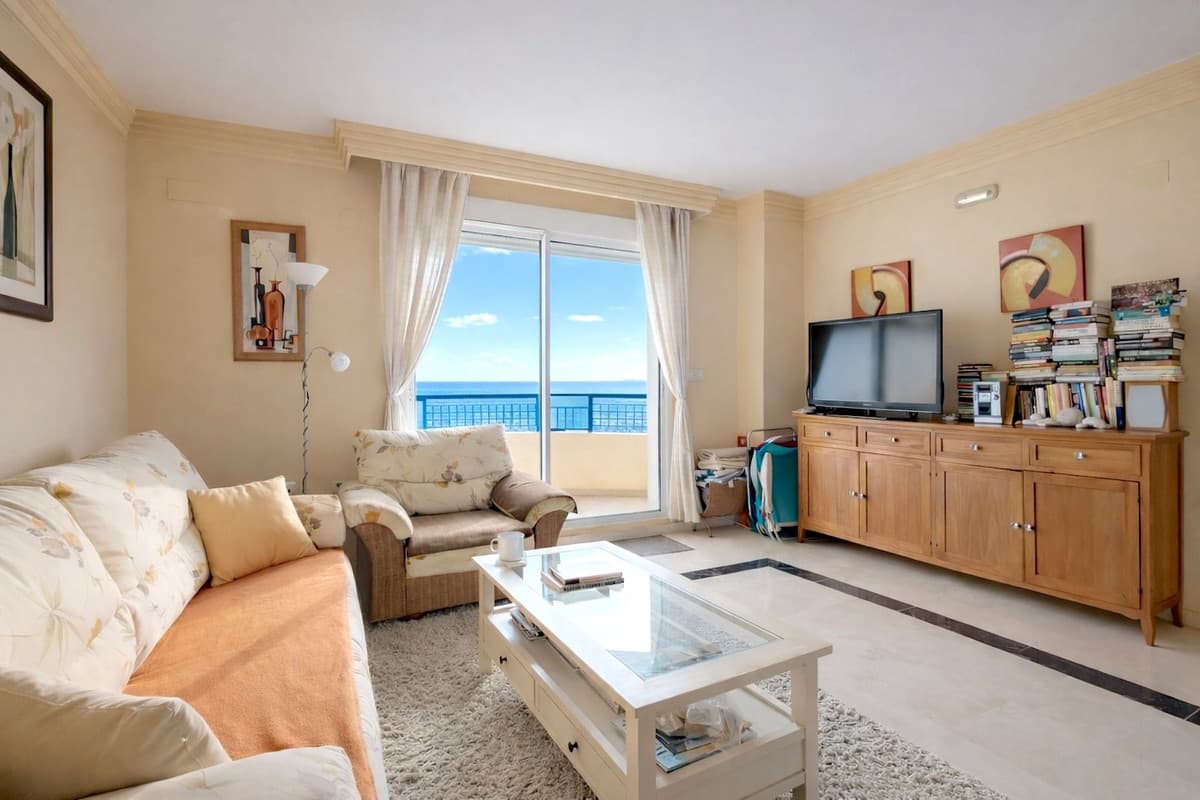 Middle Floor Apartment in Marbella — photo 2 of 8