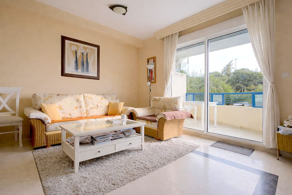 Middle Floor Apartment in Marbella — photo 3 of 8