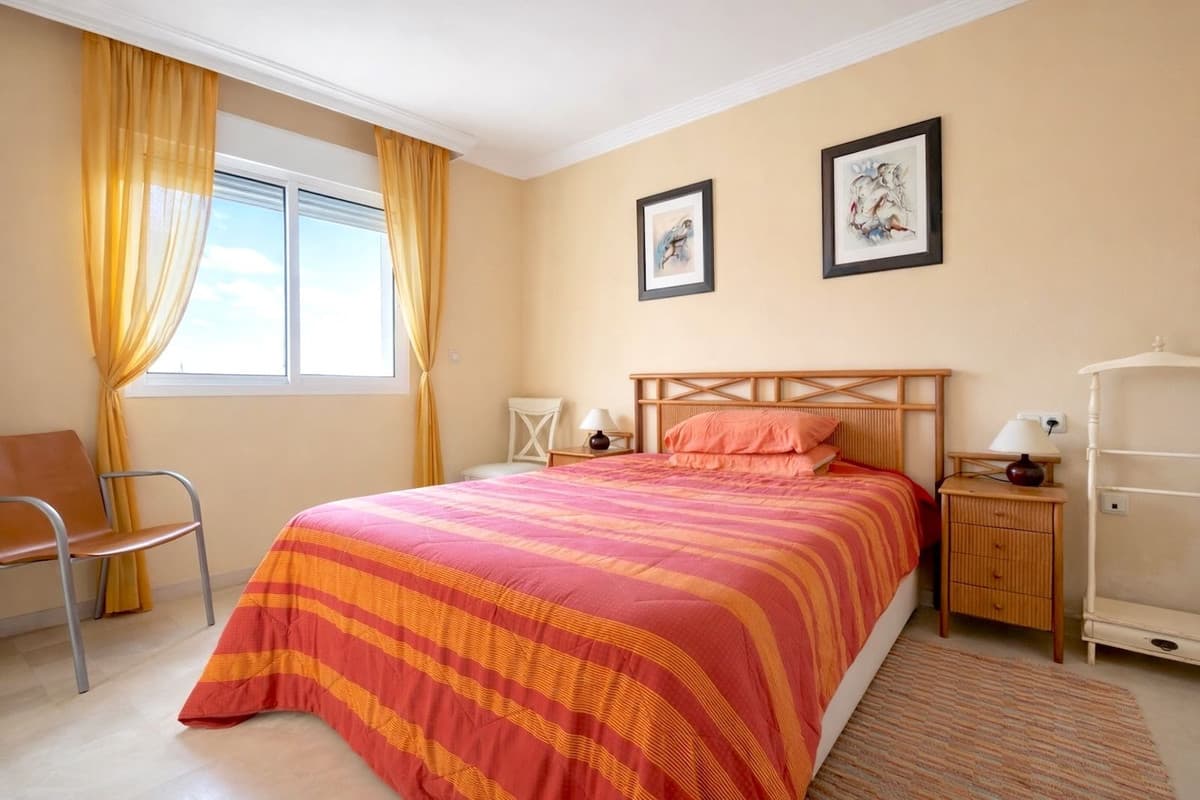 Middle Floor Apartment in Marbella — photo 4 of 8