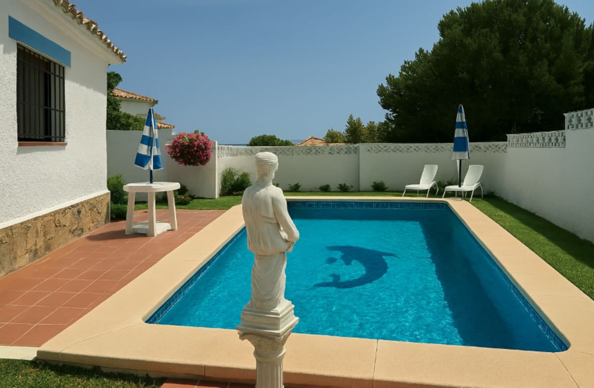 Detached Villa in La Duquesa — photo 1 of 10