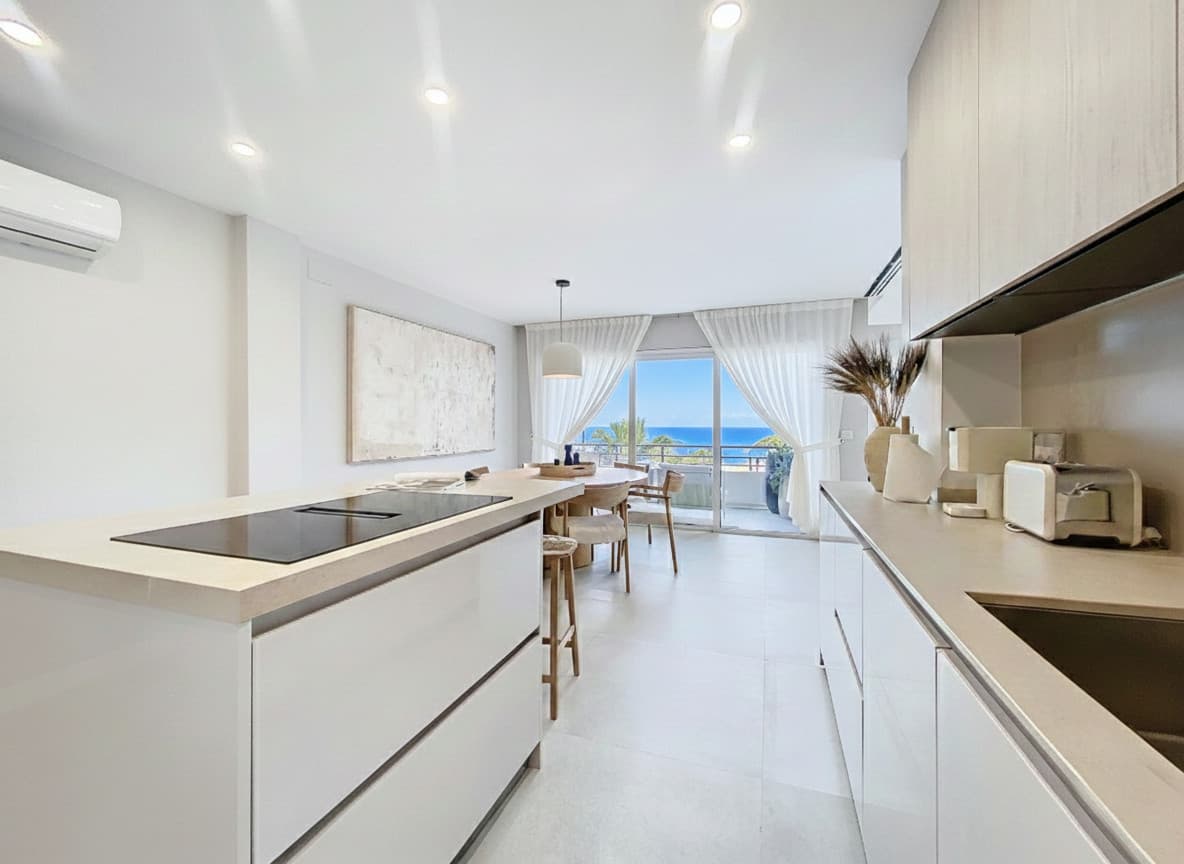 Middle Floor Apartment in Estepona — photo 2 of 10
