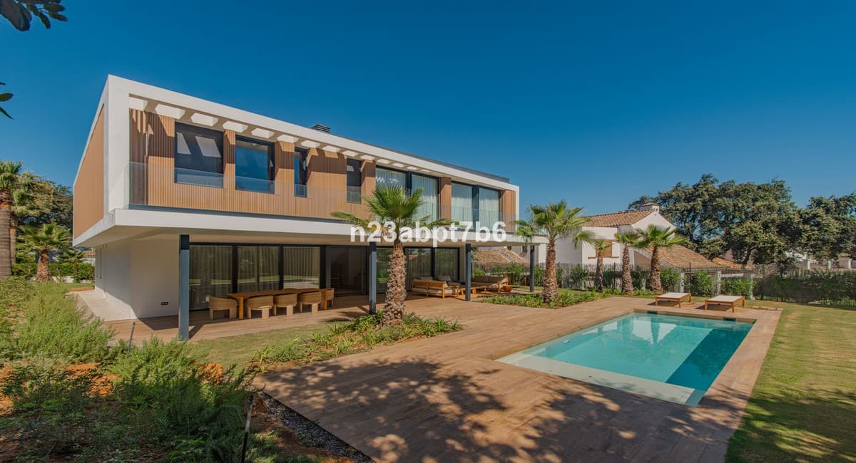 Detached Villa in Sotogrande Costa — photo 1 of 10