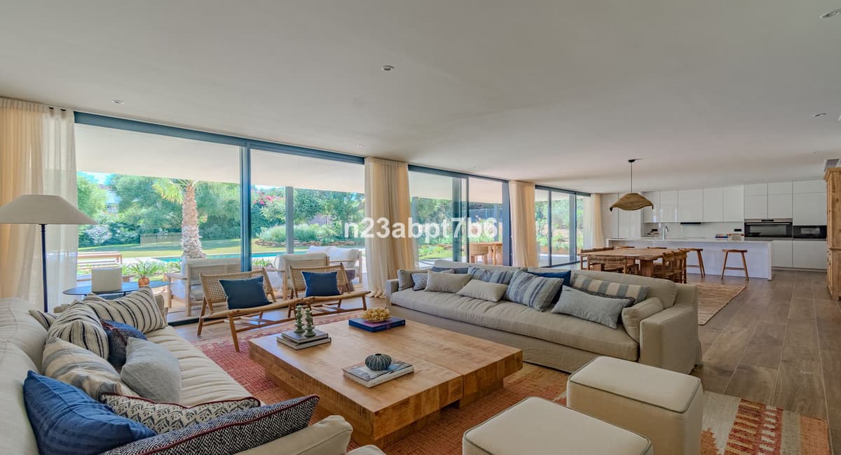 Detached Villa in Sotogrande Costa — photo 2 of 10
