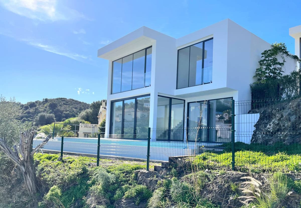 Detached Villa in Cerros del Aguila — photo 2 of 10
