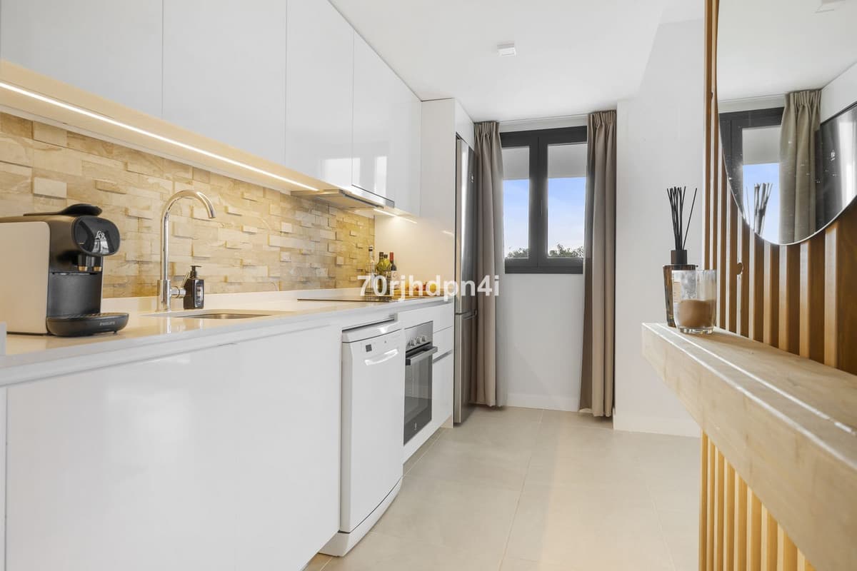 Middle Floor Apartment in Estepona — photo 5 of 10