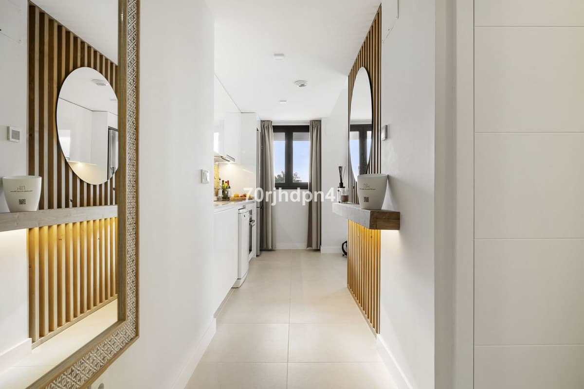 Middle Floor Apartment in Estepona — photo 7 of 10