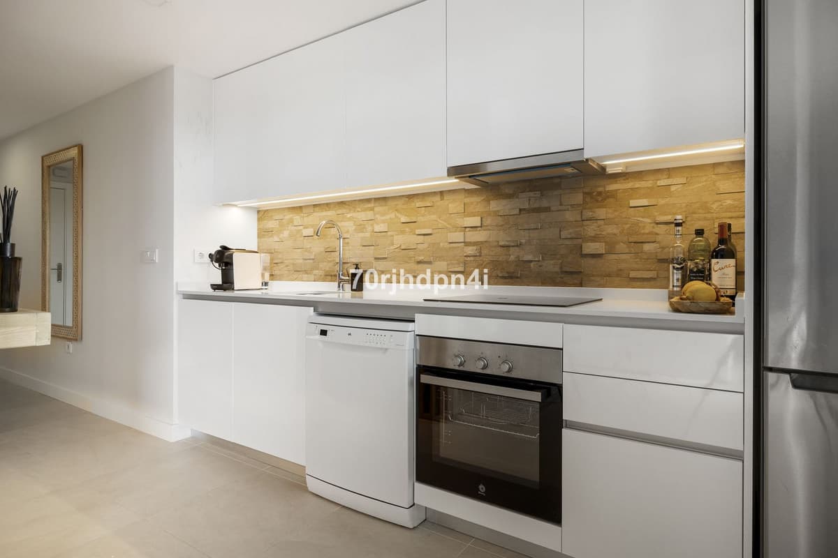 Middle Floor Apartment in Estepona — photo 8 of 10