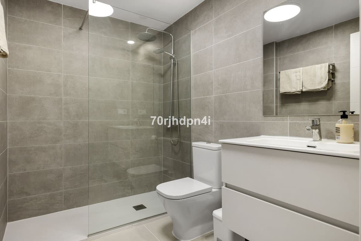 Middle Floor Apartment in Estepona — photo 9 of 10