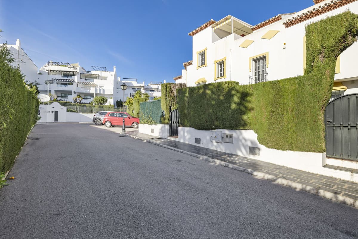 Townhouse in Bel Air — photo 2 of 10