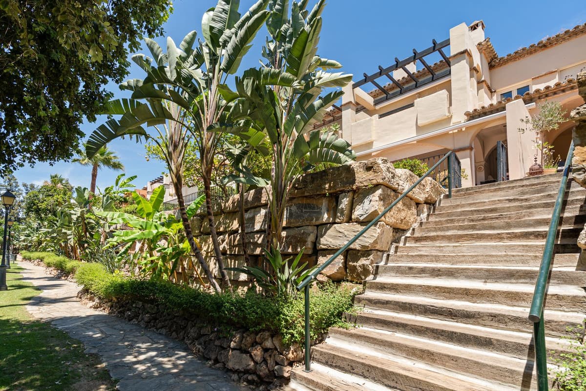Townhouse in Guadalmina Baja — photo 2 of 10