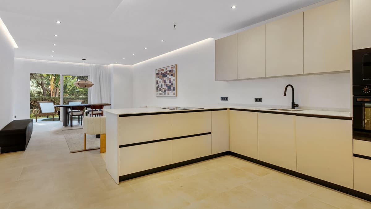 Middle Floor Apartment in Nueva Andalucía — photo 8 of 10