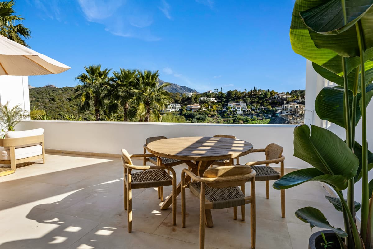 Middle Floor Apartment in La Quinta — photo 5 of 10