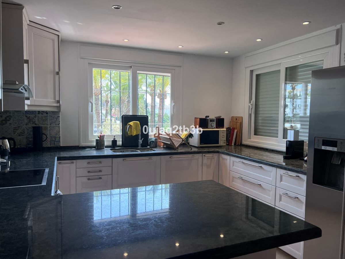 Duplex in Nueva Andalucía — photo 6 of 10