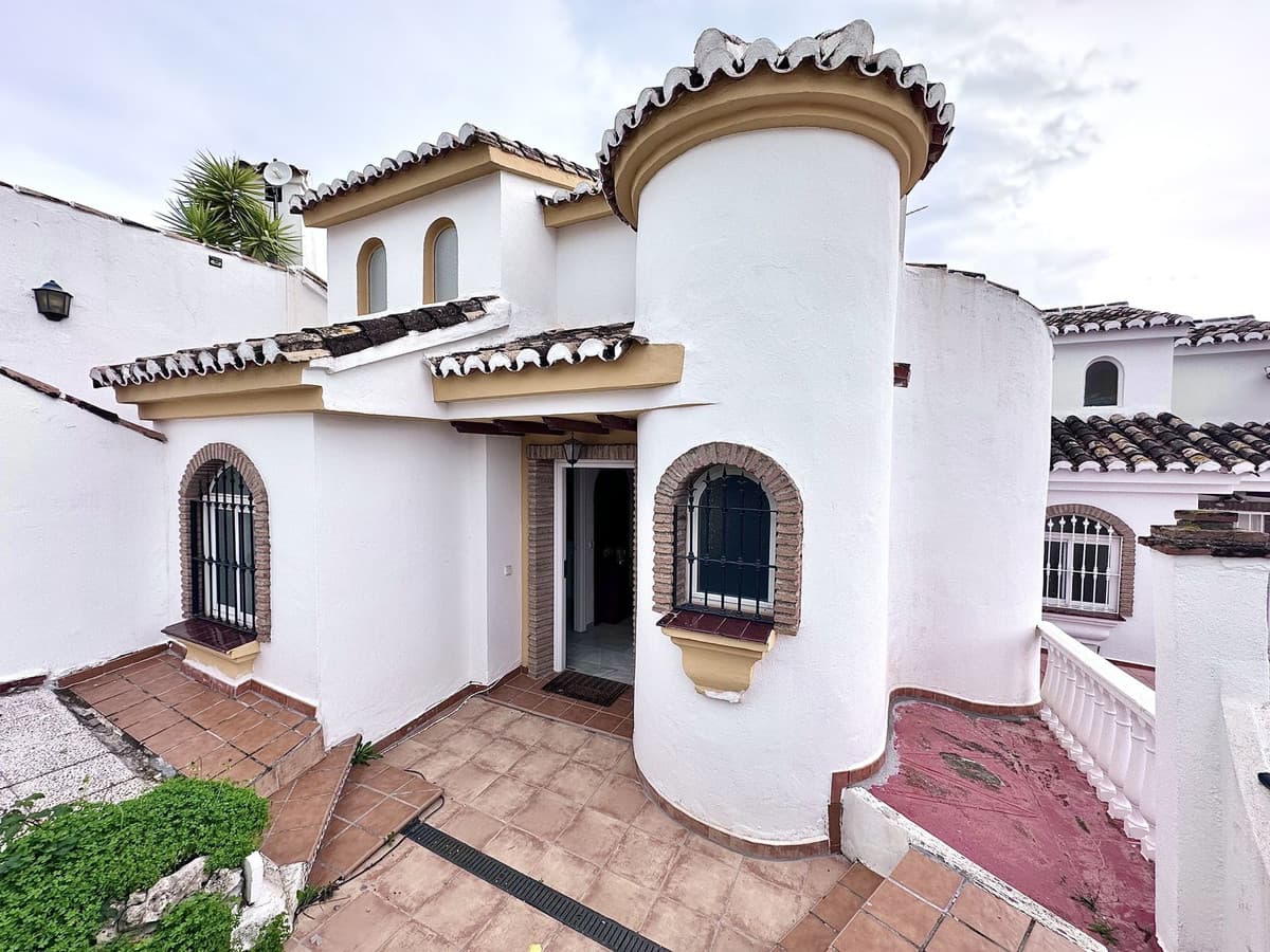 Townhouse in Calahonda — photo 1 of 10