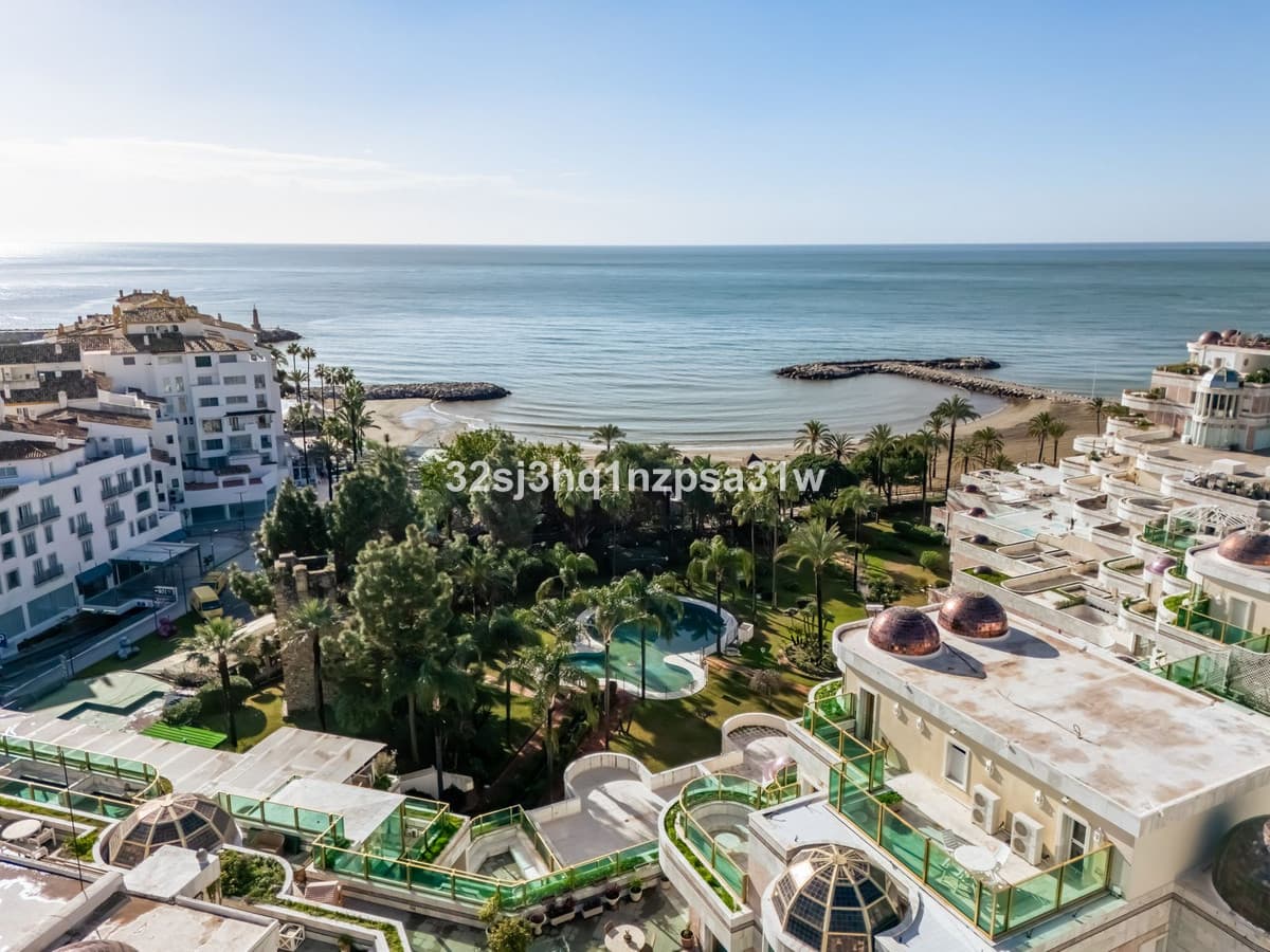 Middle Floor Apartment in Marbella — photo 1 of 10