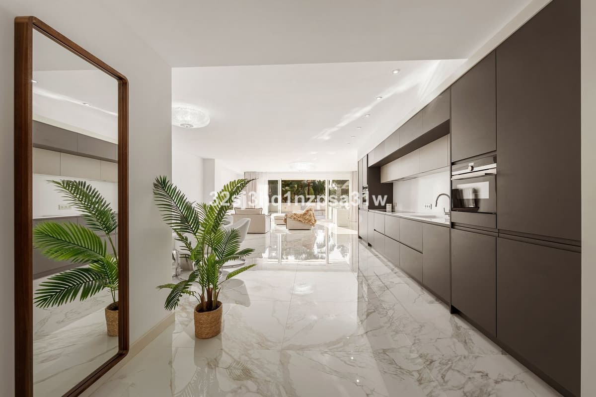 Middle Floor Apartment in Marbella — photo 3 of 10
