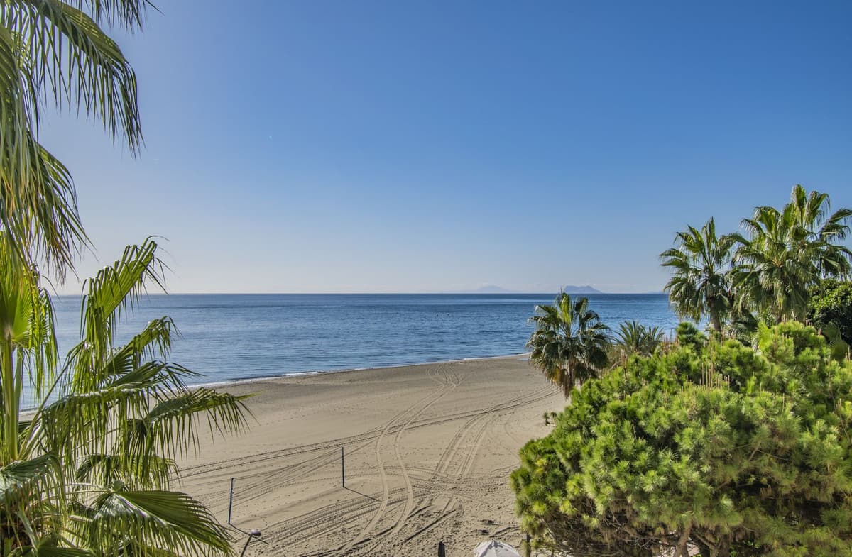 Middle Floor Apartment in Estepona — photo 1 of 10