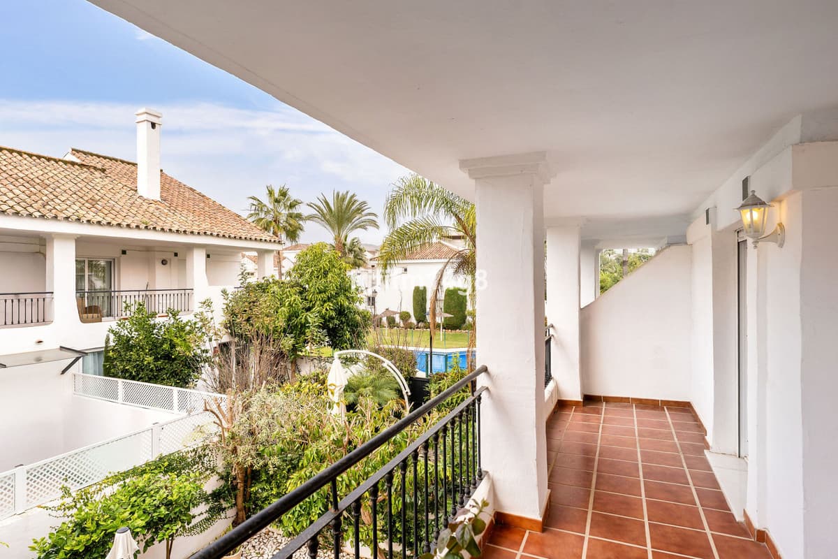 Townhouse in Nueva Andalucía — photo 3 of 10