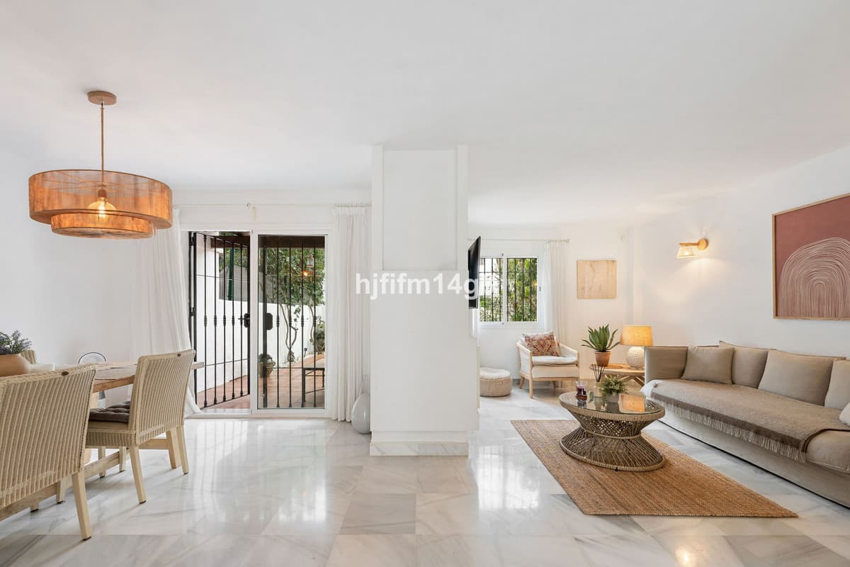 Townhouse in Nueva Andalucía — photo 5 of 10