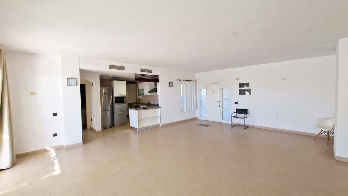 Middle Floor Apartment in Benalmadena Costa — photo 3 of 10
