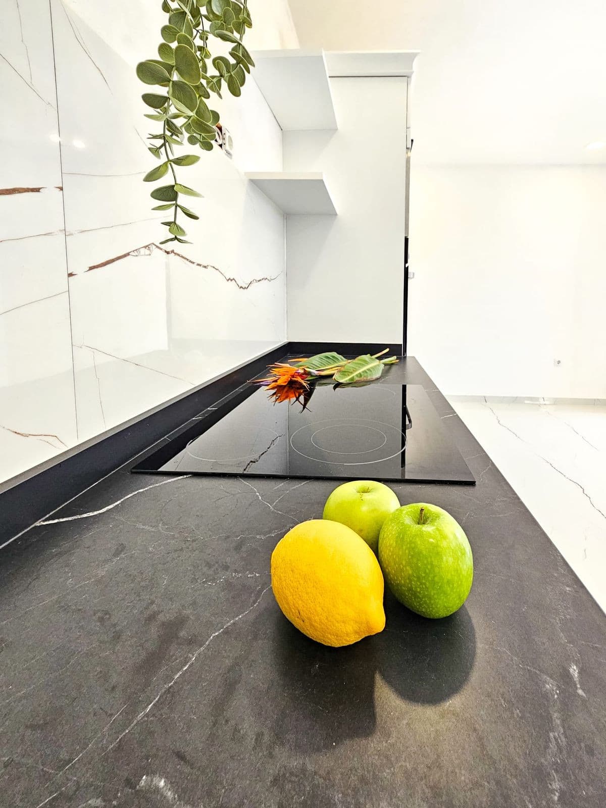 Middle Floor Apartment in Marbella — photo 3 of 10