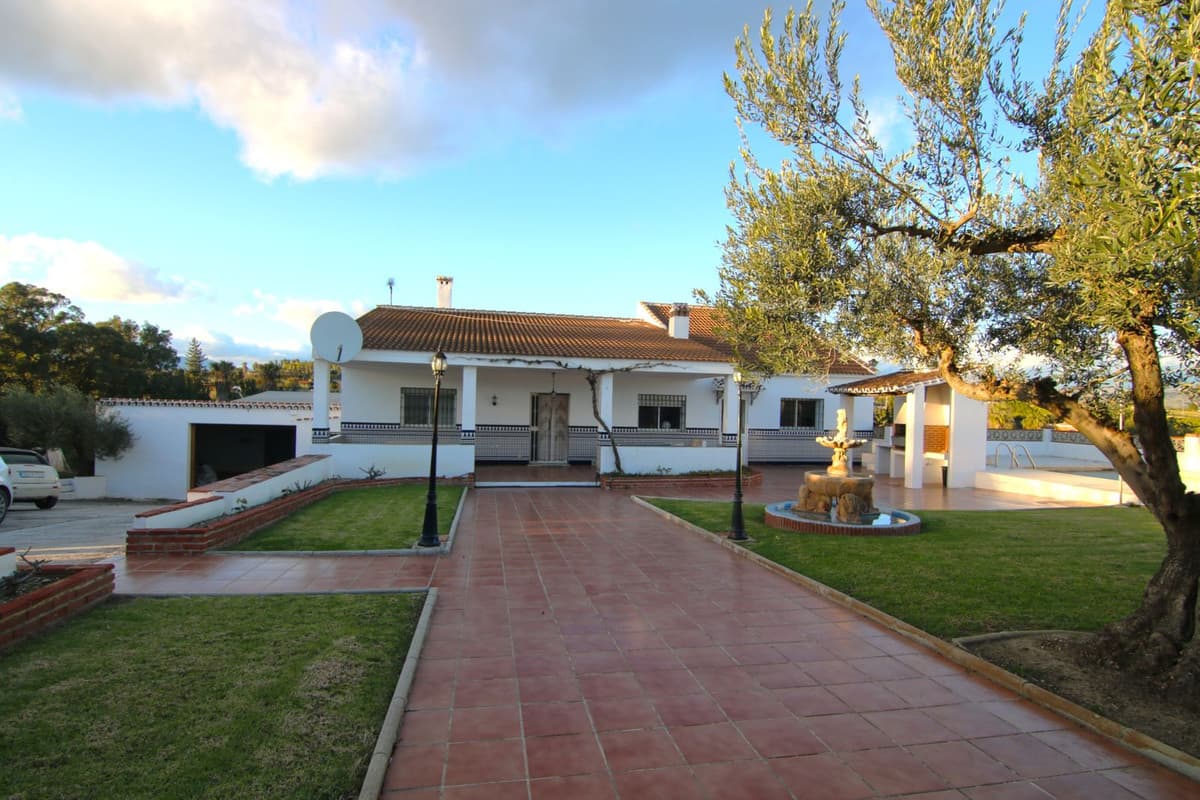 Detached Villa in Alhaurín el Grande — photo 1 of 10