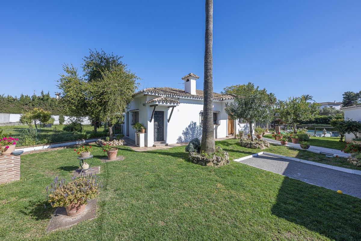Detached Villa in Guadalmina Alta — photo 2 of 10
