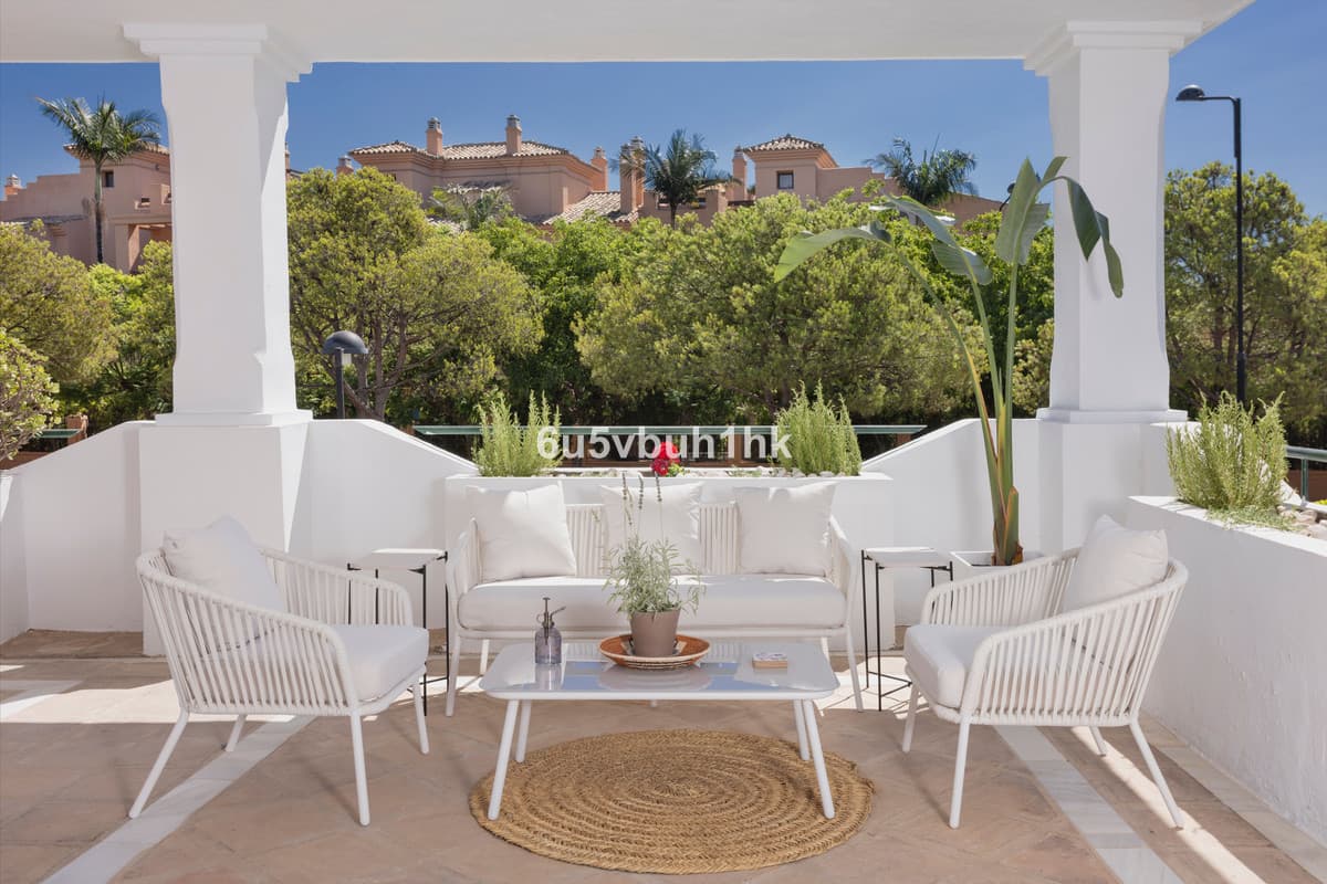 Middle Floor Apartment in Estepona — photo 2 of 10