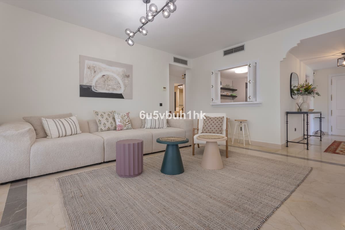 Middle Floor Apartment in Estepona — photo 3 of 10