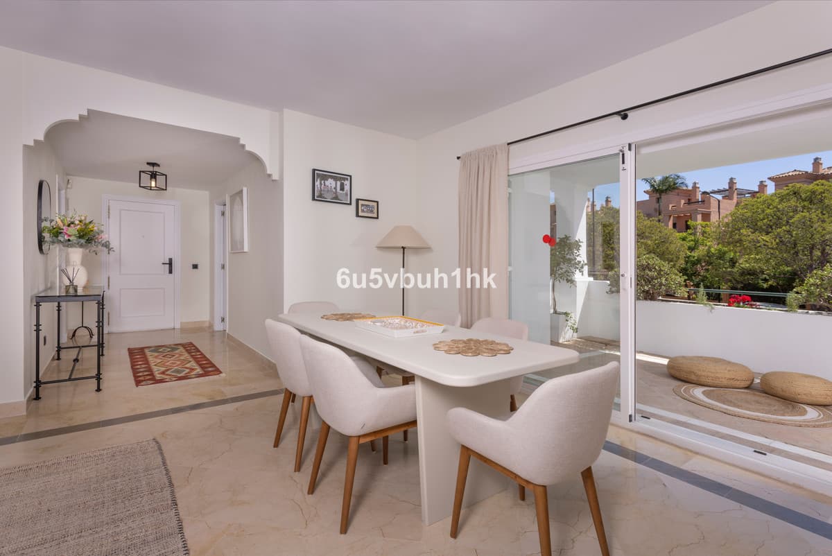 Middle Floor Apartment in Estepona — photo 8 of 10