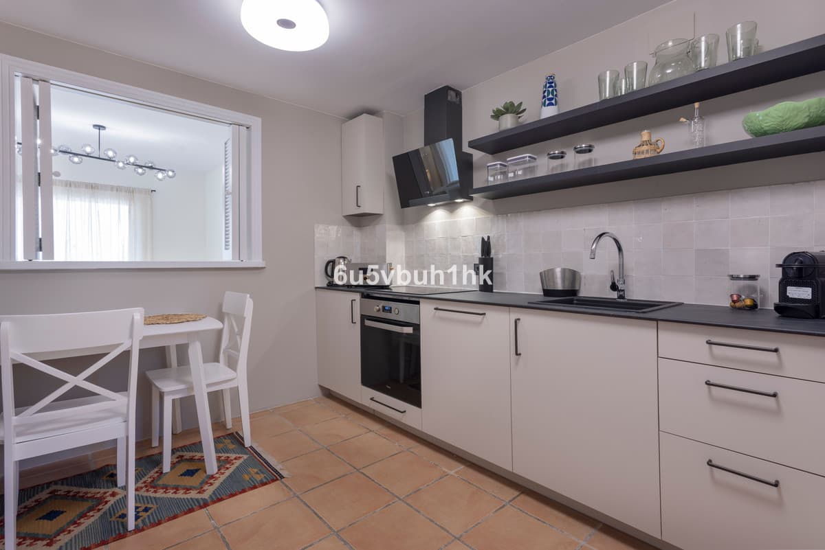 Middle Floor Apartment in Estepona — photo 9 of 10