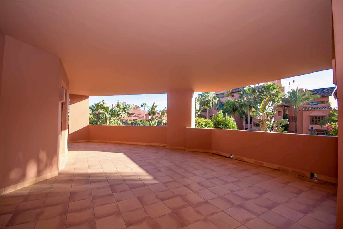 Middle Floor Apartment in Estepona — photo 7 of 10