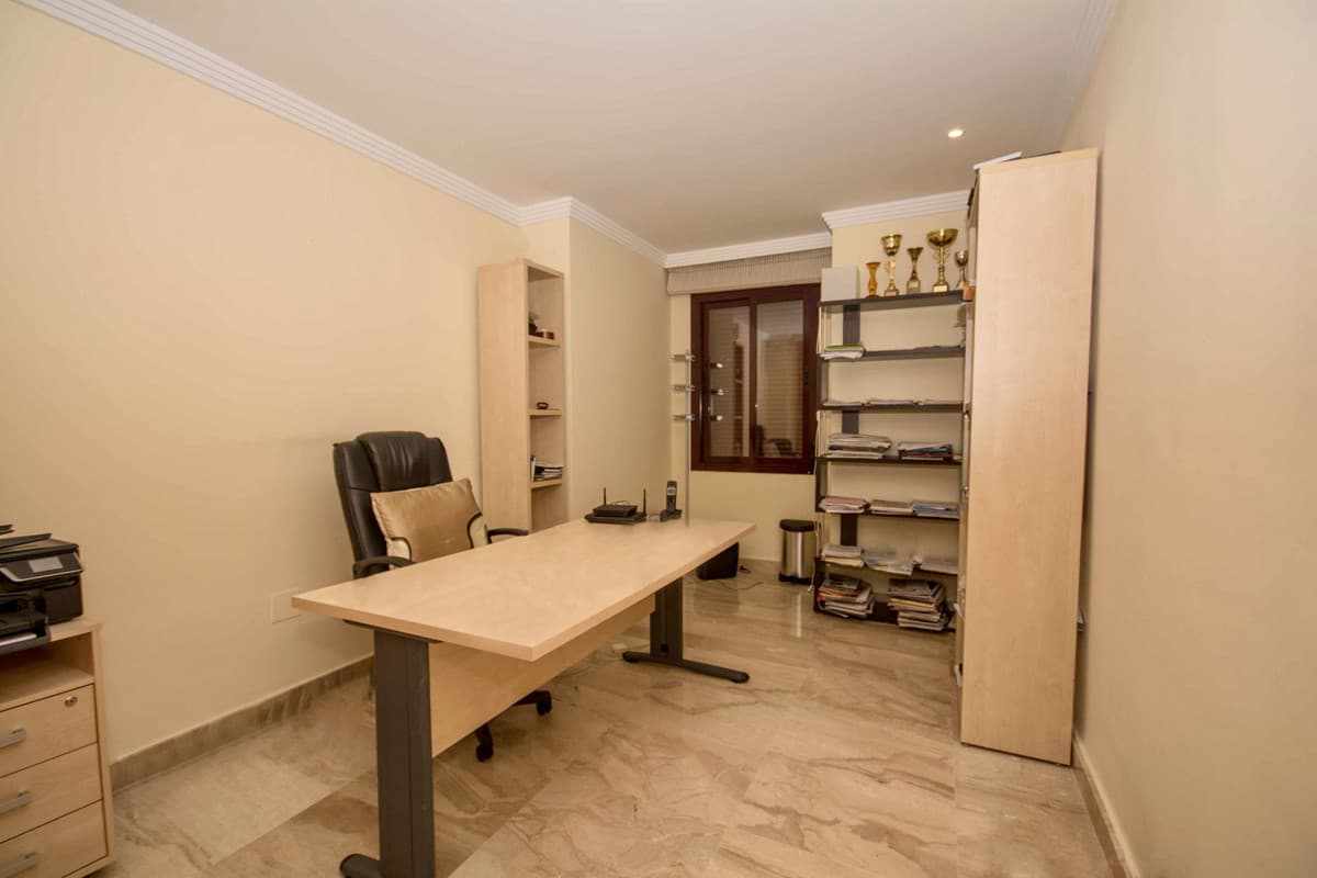 Middle Floor Apartment in Estepona — photo 8 of 10