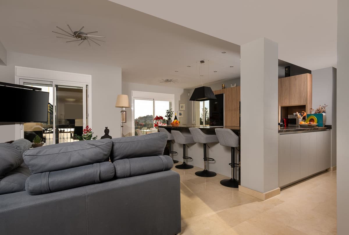 Middle Floor Apartment in Benahavís — photo 3 of 10