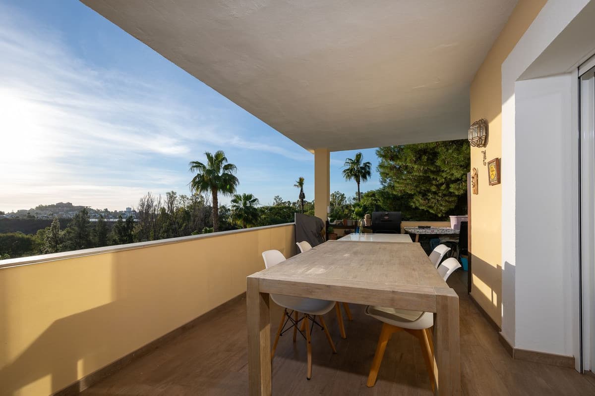 Middle Floor Apartment in Benahavís — photo 8 of 10