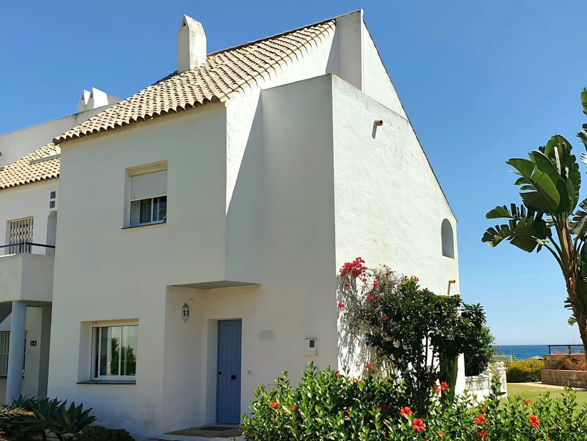 Semi-Detached House in Casares — photo 1 of 10