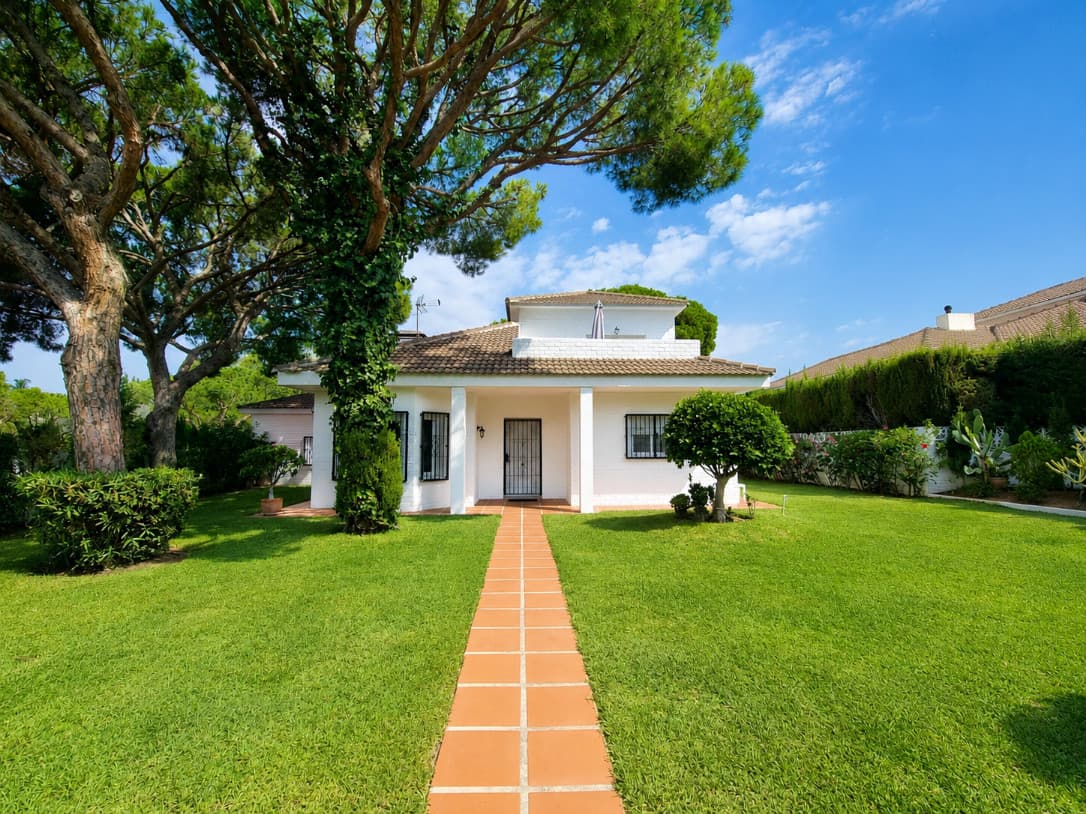 Detached Villa in Calahonda — photo 1 of 10