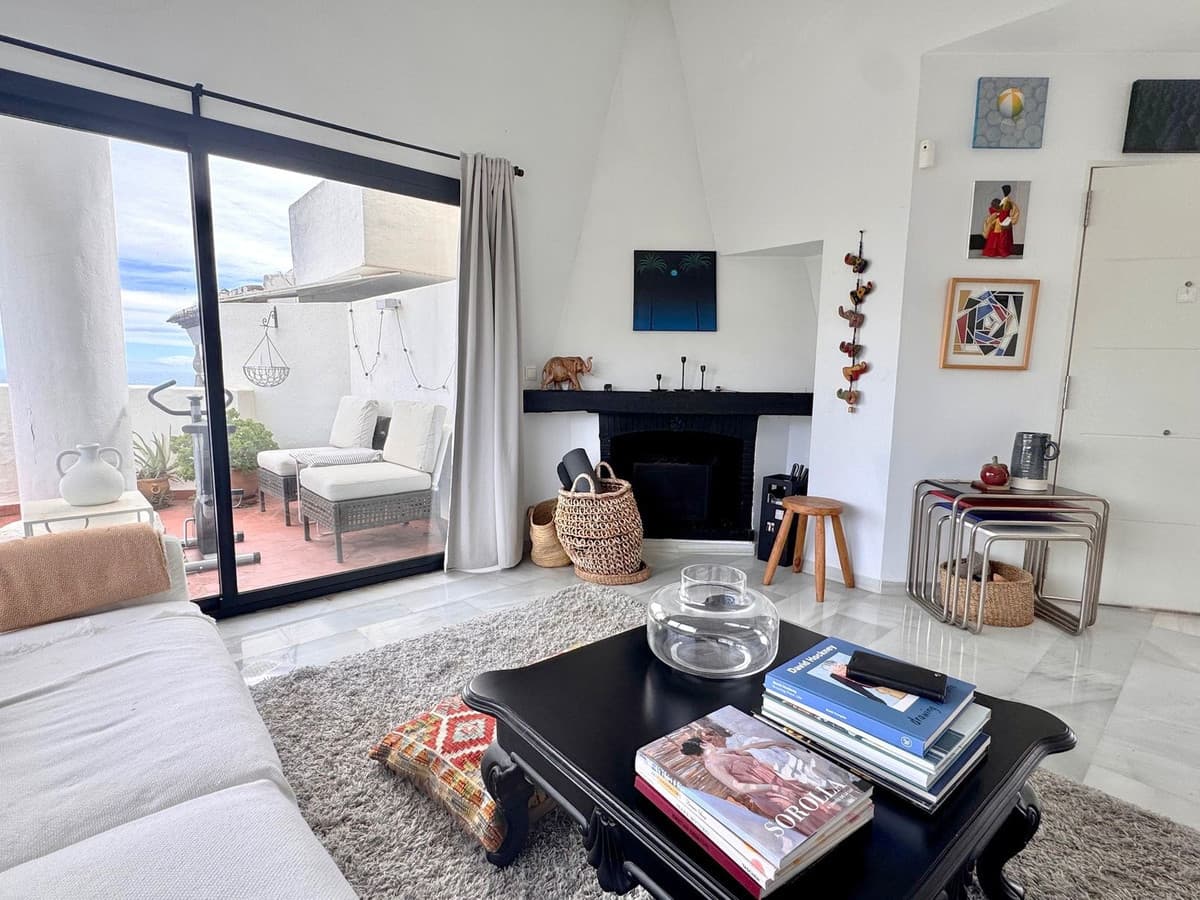 Top Floor Apartment in Calahonda — photo 1 of 10