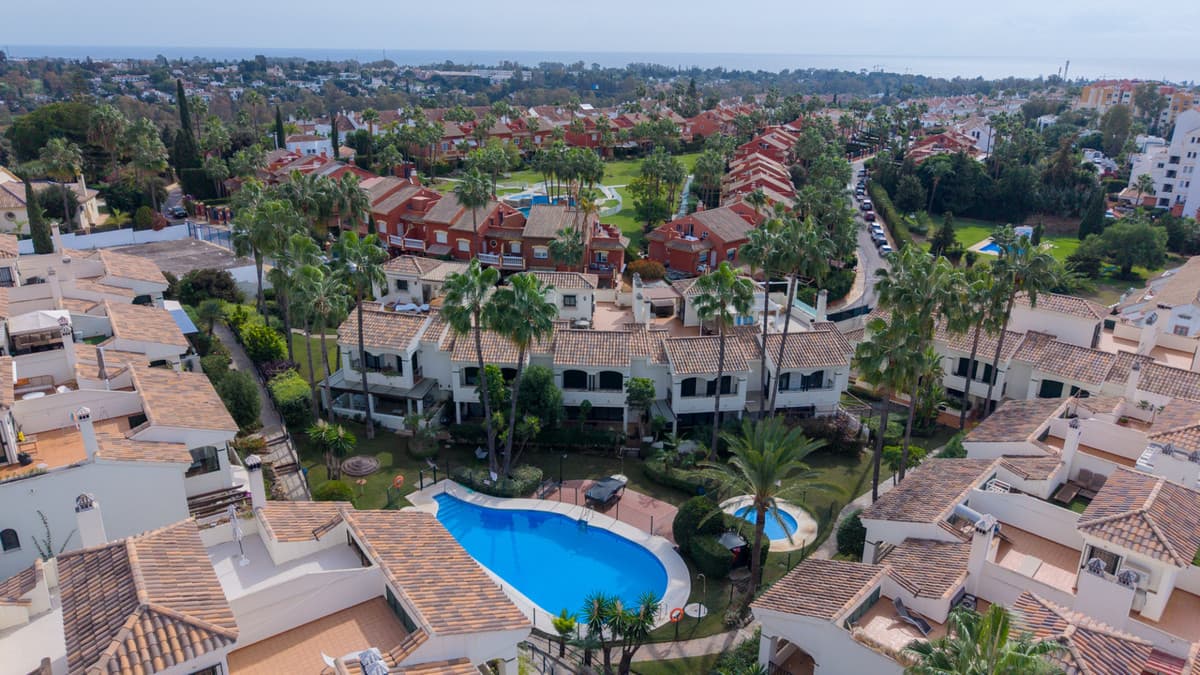 Townhouse in Estepona — photo 1 of 10