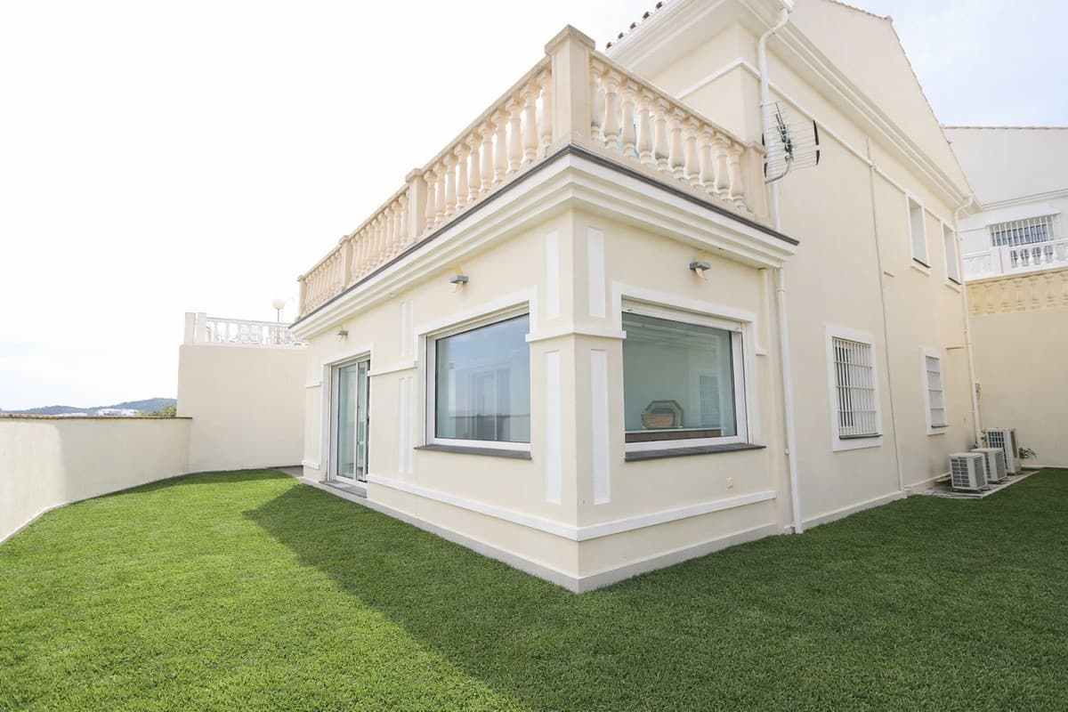 Detached Villa in Cerros del Aguila — photo 2 of 10