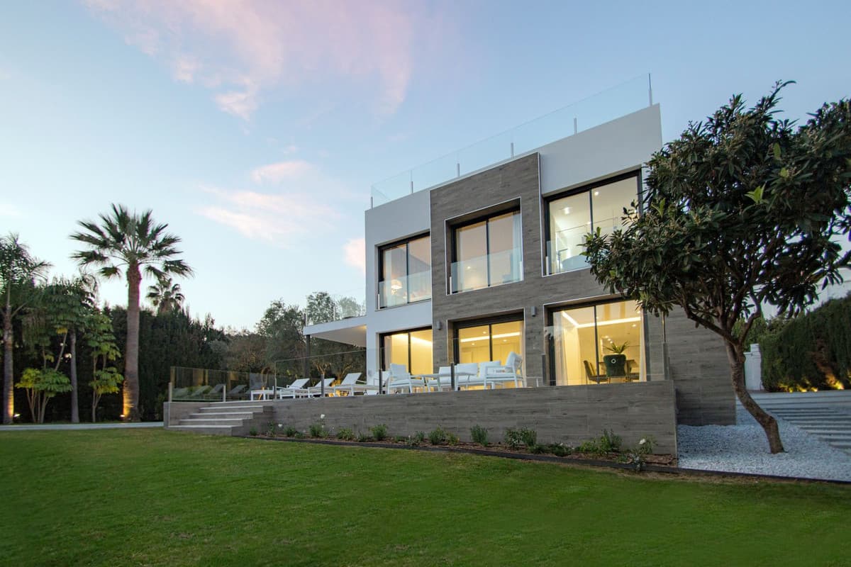 Detached Villa in Nueva Andalucía — photo 1 of 10