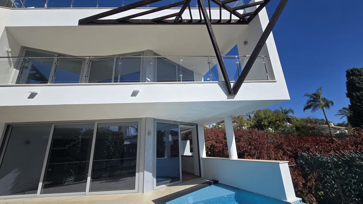 Semi-Detached House in The Golden Mile — photo 2 of 10