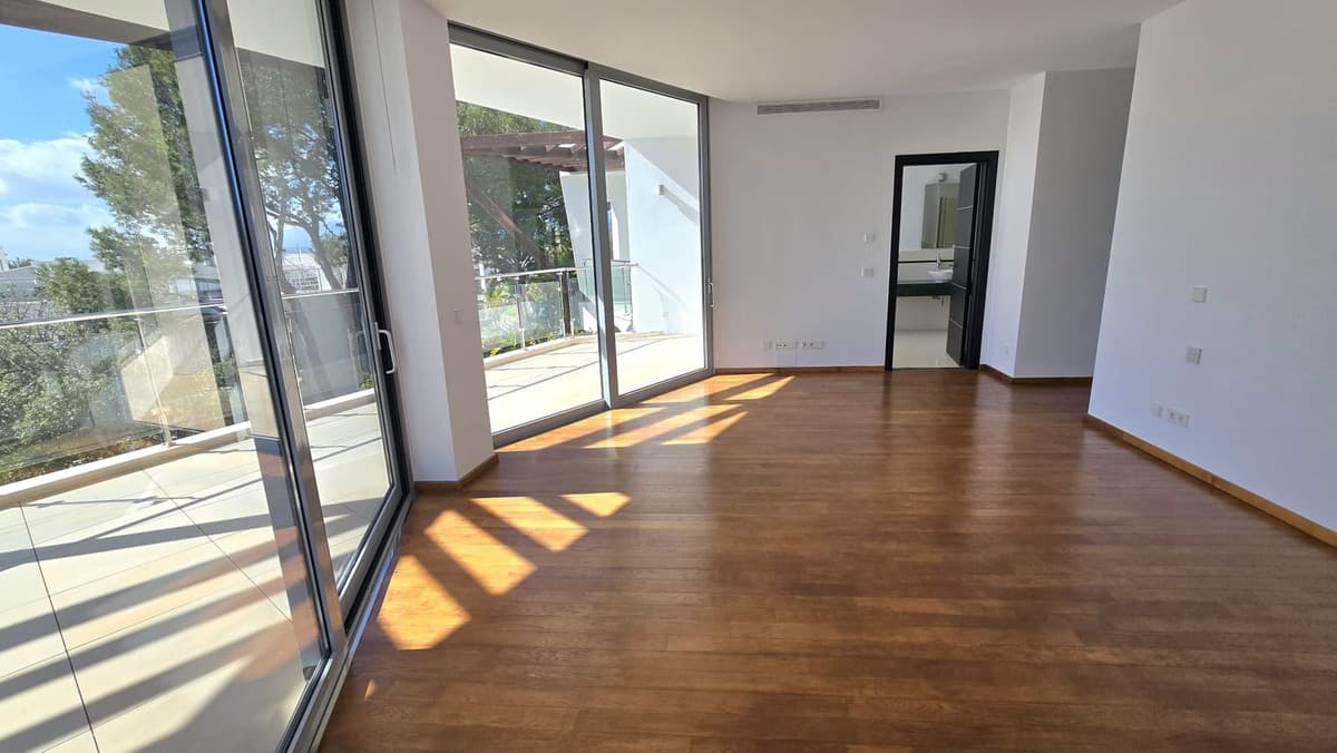 Semi-Detached House in The Golden Mile — photo 8 of 10