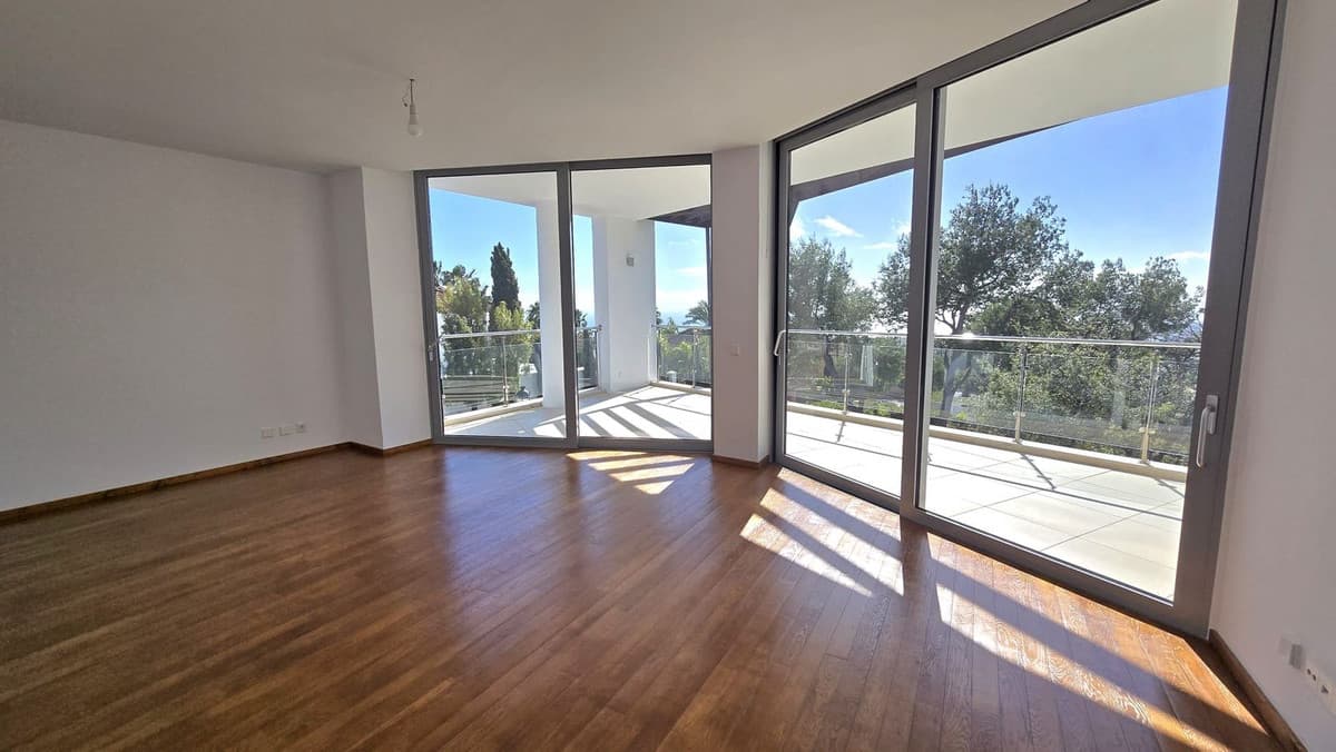 Semi-Detached House in The Golden Mile — photo 9 of 10