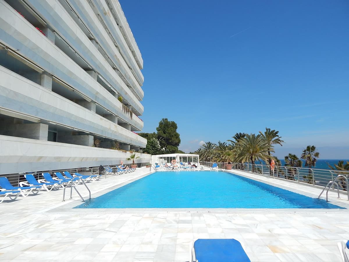 Middle Floor Apartment in Marbella — photo 1 of 10