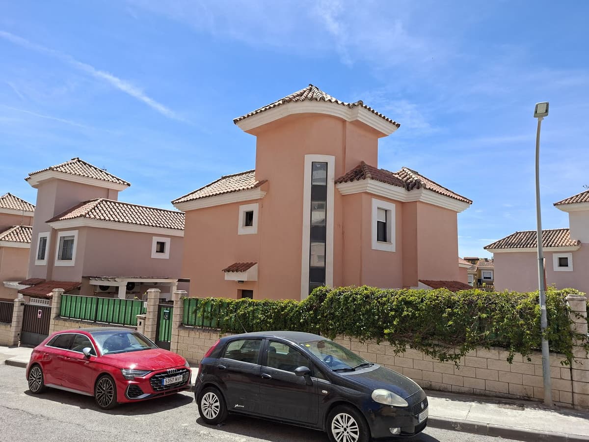 Detached Villa in San Luis de Sabinillas — photo 1 of 10