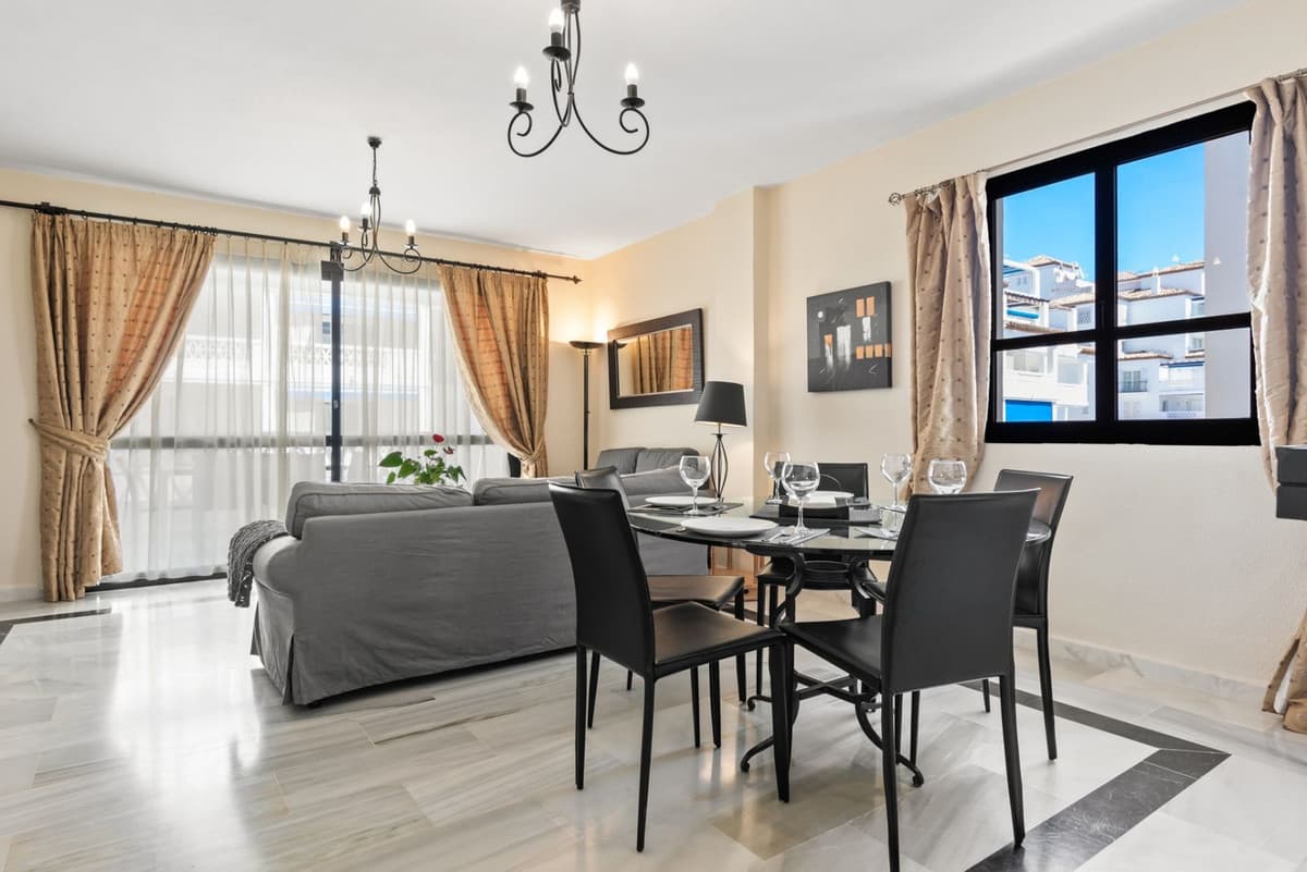 Middle Floor Apartment in Puerto Banús — photo 3 of 10