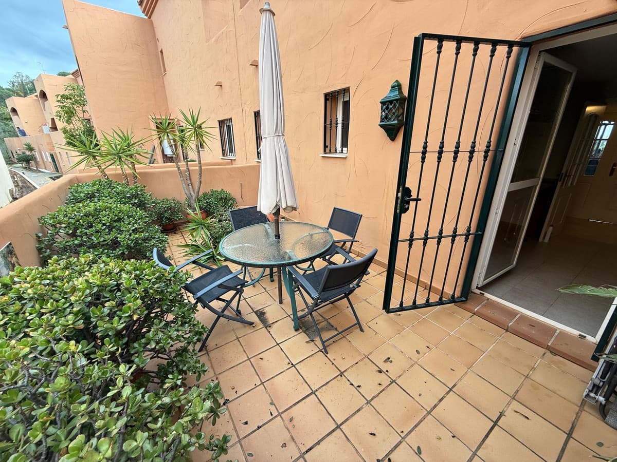Middle Floor Apartment in Elviria — photo 2 of 10